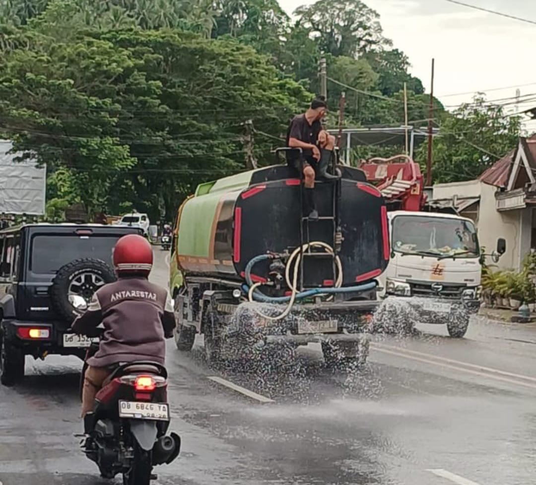Debu Tambang Galian C Ganggu Pengendara, Warga Inisiatif Lakukan Penyiraman di Jalan Trans Sulawesi